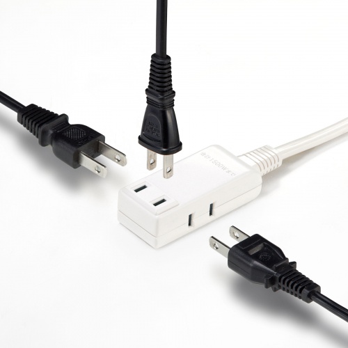 プラグが干渉せず差しやすい