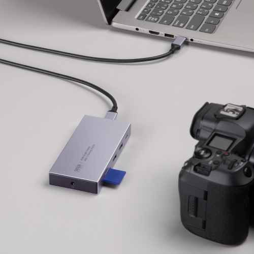 SDカード、microSDカードに対応