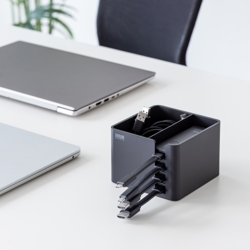 最大4台までの送信機を収納できる