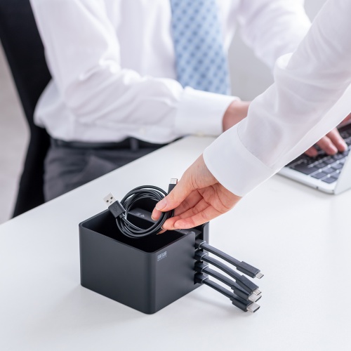 ケーブルなどの保管に便利な仕切りスペース