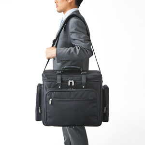 プロジェクター一式から、その他大型機材・周辺機器を一度に持ち運べる