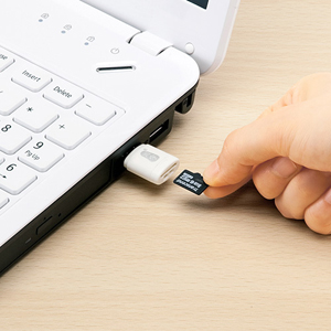 スティックタイプ小型カードリーダー(microSD対応・ホワイト)