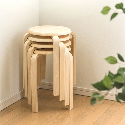 天然木を使用した木目の美しい温かみのあるシンプルな形の丸椅子（木製スツール）です。スタッキング(積み重ね)してコンパクトに収納でき、軽くて持ち運びが便利です。作業での腰掛けに、ちょい掛けに、玄関椅子に、店舗や飲食店の待合での補助椅子などあらゆるシーンで活躍します。 