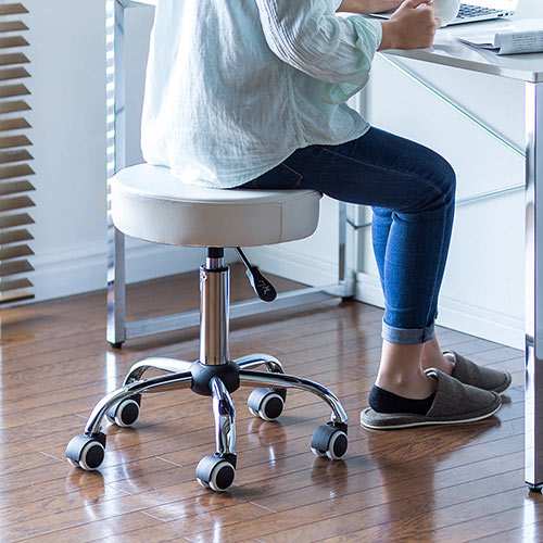 さまざまな場所で使用できるシンプルな形の丸椅子です。座面は汚れがついてもふき取りやすいPUレザー製です。厚みのあるウレタンフォーム製のクッションで、長時間座っても疲れにくくなっています。