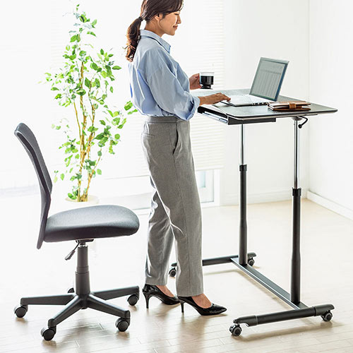 立っても座っても使える昇降デスクです。ガス圧式で手軽に上下でき、移動も固定も可能なストッパー付きキャスターを採用。オフィス環境をスタンディングデスクでより快適に。