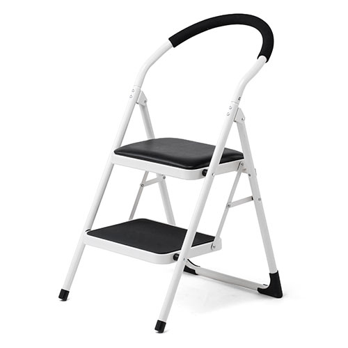 高いところに手が届く、簡単に設置できる踏み台！電球の交換、押し入れや高い所の荷物を取る際に便利。クッション付で椅子としても使用可能。1家に1台あると役立つ、ステップスツール。