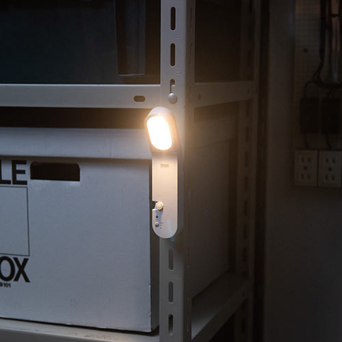 LEDライト（LEDセンサーライト・人感センサー・明暗センサー・USB充電・屋内・玄関用・電球色） EZ8LED033 激安通販のイーサプライ